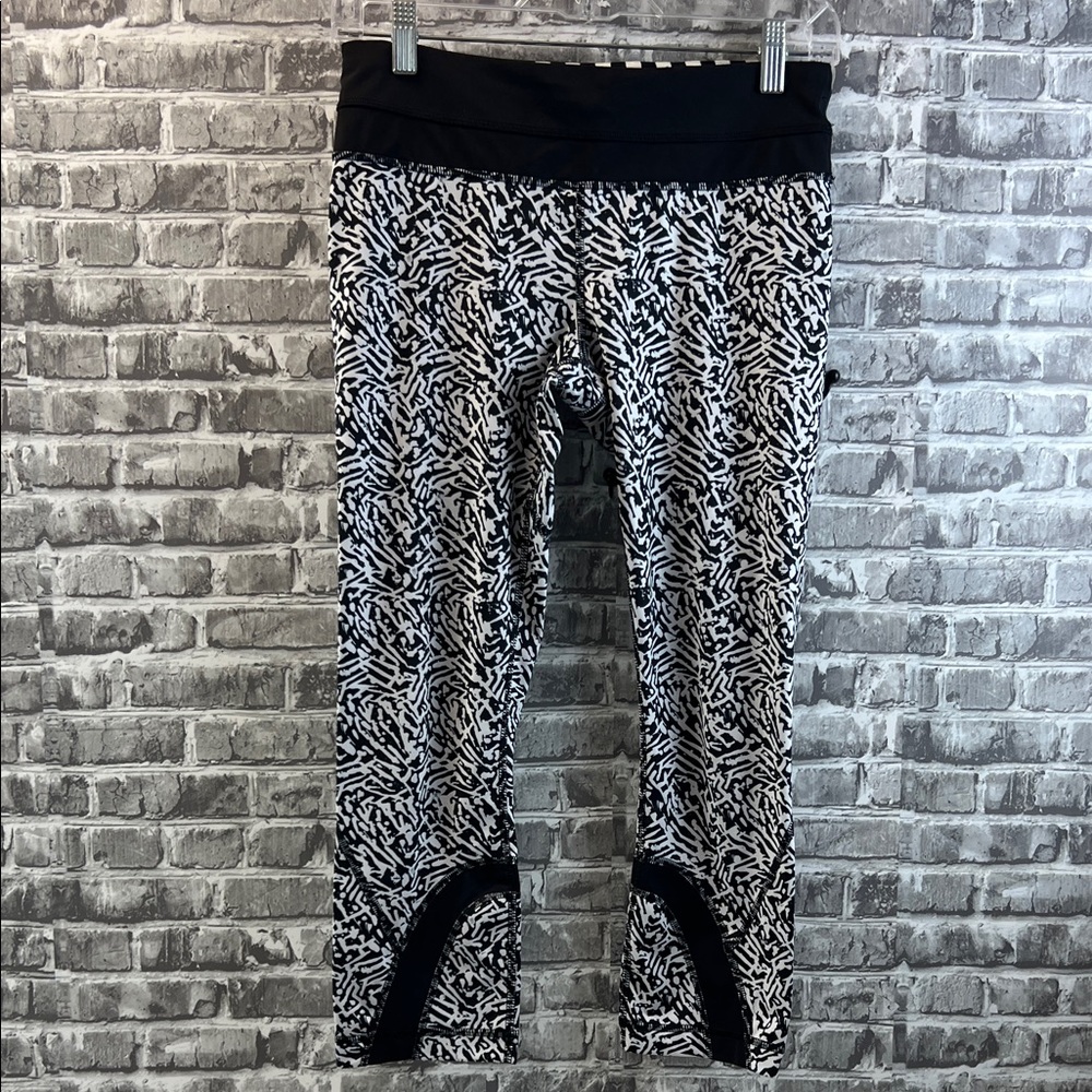 Stylish‎ Lululemon capri Black and White Patterned leggings
